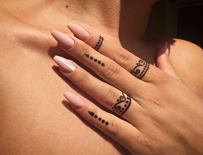 Henna Finger Tattoos, Ideen für coole temporäre Tattoos, weibliche Tattoo Motive 