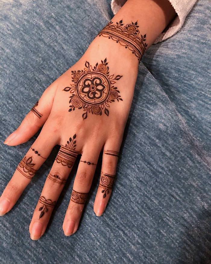 Henna Tattoo Idee, schöne temporäre Tattoos, als Armband und Ringe, Tattoos für den Sommer 