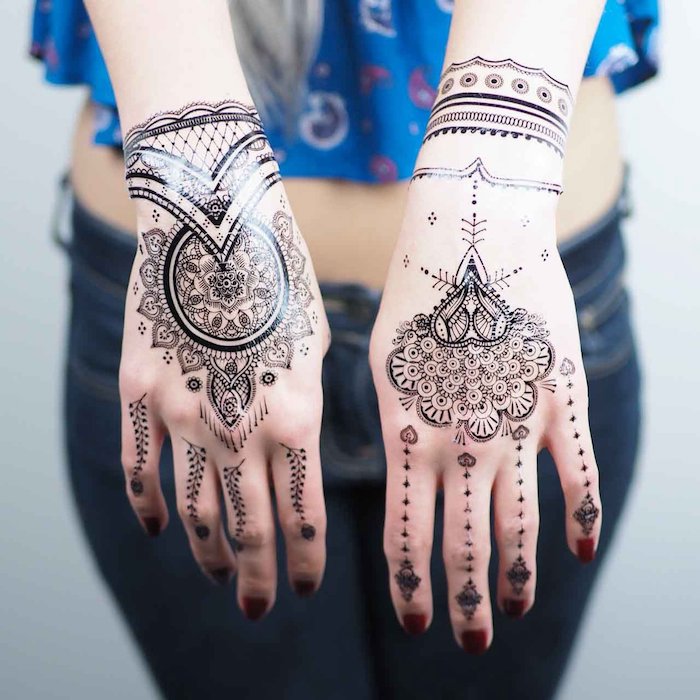 Henna Tattoos Ideen, temporäte Tattoos, roter Nagellack, Jeans und dunkelblaues Top 