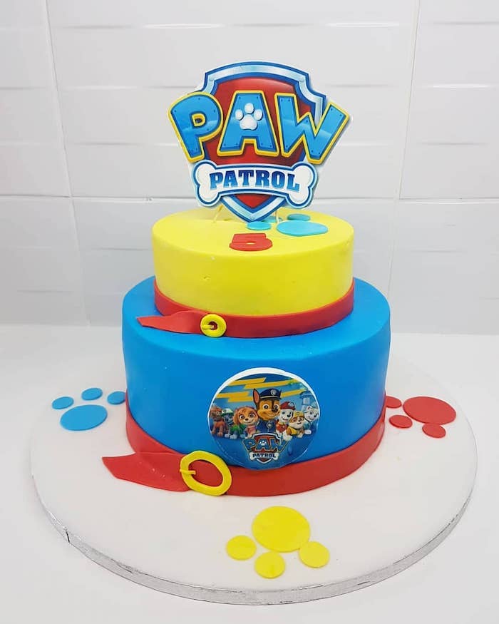 Paw Patrol Geburtstagstorte für Junge, zweistöckige Torte gelb und blau, ausgefallener Kuchen für Kindergeburtstag 