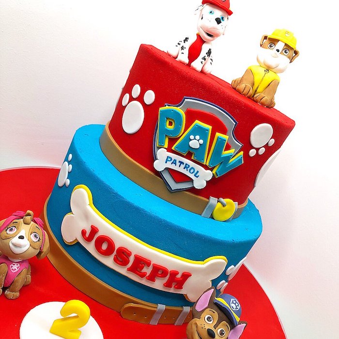 Zweistöckige Geburtstagstorte mit Paw Patrol Tortenfiguren, rot und blau, schöne Torten für Kinderpartys 