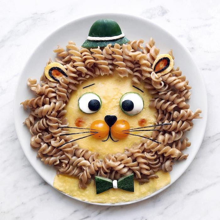 Idee für Kunst mit Essen, Löwe aus Omelett mit Pasta für Mähne, Party Essen für Kindergeburtstag 