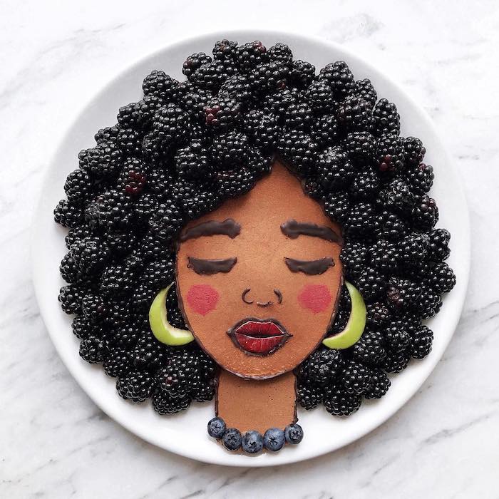 Coole Idee für Kunst mit Essen, Frauengesicht aus Pfannkuchen, Brombeeren für Haare, Blaubeeren für Kette, Apfelstücke für Ohrringe 