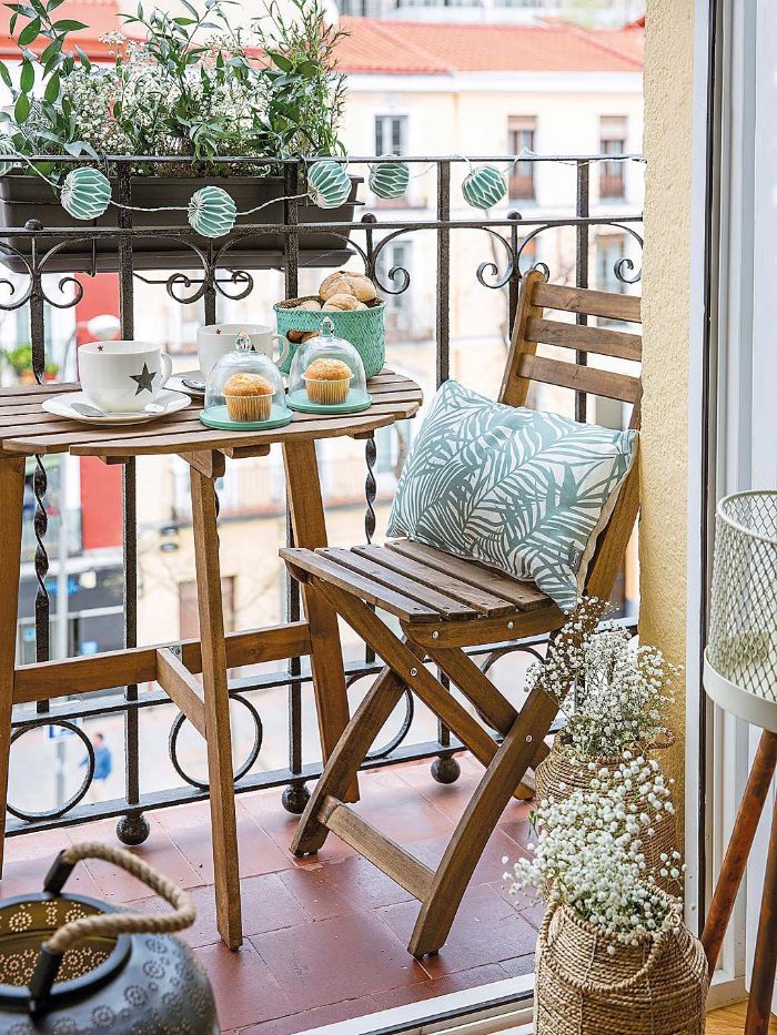 deko balkon, kissen auf dem stuhl, blumen, kräuter, gewürze selber pflanzen, tisch mit stuhl