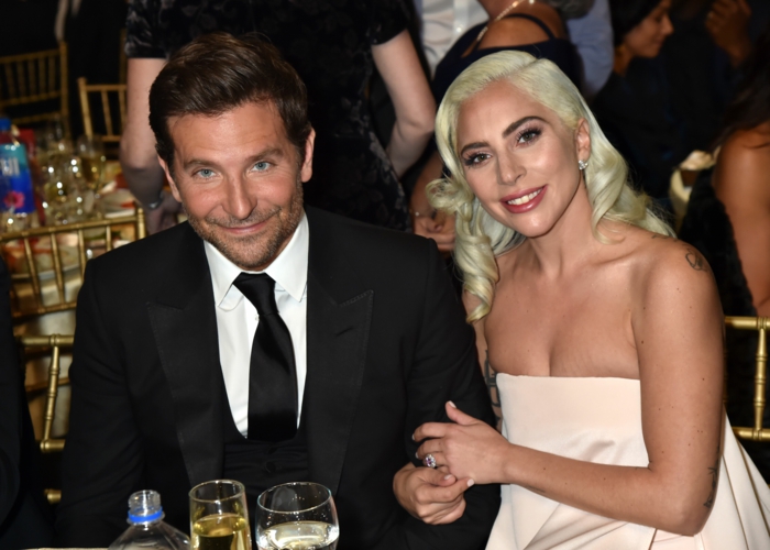 Lady Gaga und Bradley Cooper schön gekleidet, Lady Gaga mit einer lässigen Frisur
