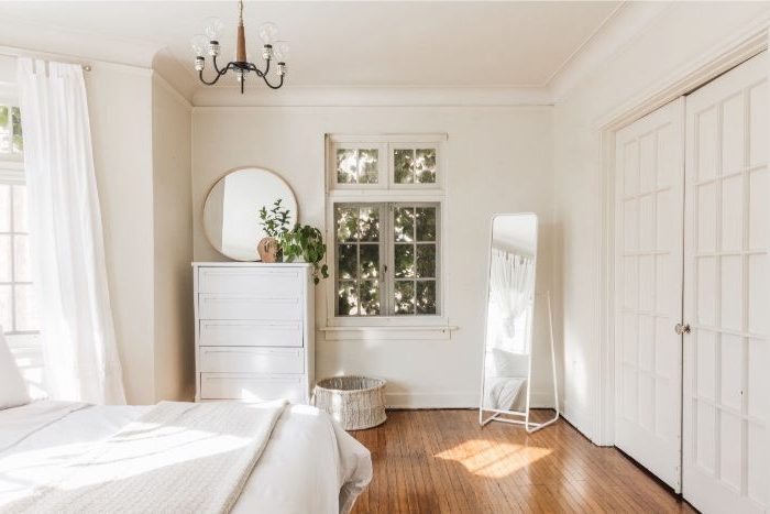 minimalistisch leben, schlafzimmer design und dekor, weißes doppelbett, parkettboden, spiegel