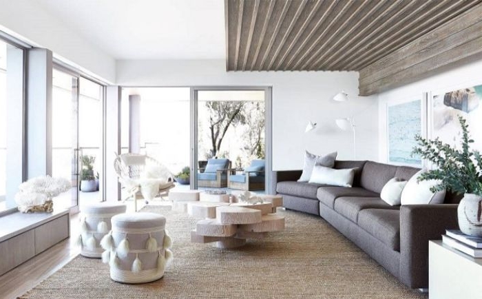 minimalismus lebensstil, hocker weiß mit deko pompons daran, kreative raumdeko für das wohnzimmer
