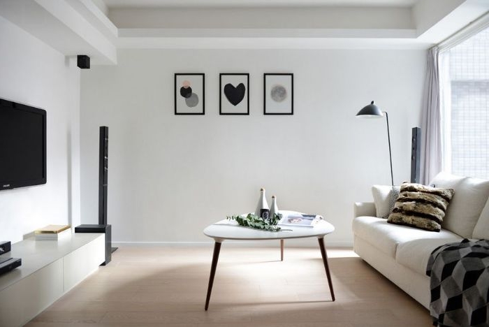 minimalismus tipps, dekor und design ideen zum inspirieren, ein zimmer mit weißen wänden und kleine deko bilder mit schwarzen elementen zum dekorieren