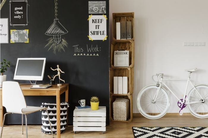 minimalistische einrichtung, ein fahrrad in der wohnung, wohndesign idee, schwrze tafel an der wand