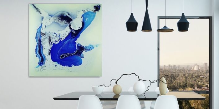 minimalistisch wohnen, essbereich mit einem braunen tisch, weiße stühle, drei vasen als deko, fenster und ein wandbild mit blau