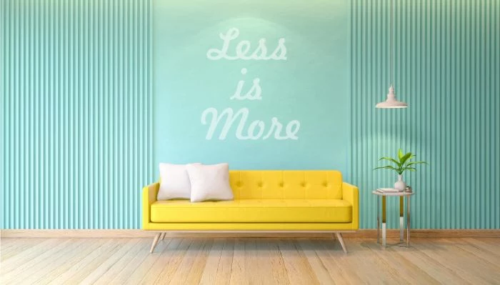 minimalismus interieur ideen zum entlehnen, blaue wand mit gelbem sofa, less is more, wandaufschrift