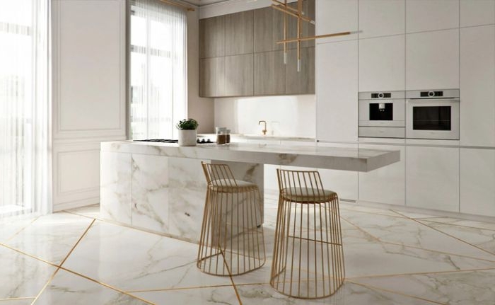 minimalistische möbel, goldene edelstahl deko stühle, marmor barplott, küche