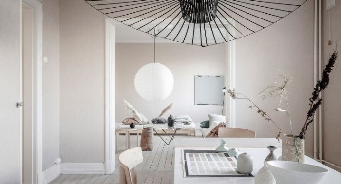 minimalistisch wohnen vorher nachher, kreative zimmerdeko in einem weißen raum, schwarze deko