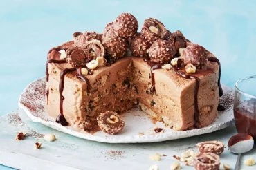 no bake kuchen ideen kindergeburtstag torte mit schokolade eiscreme und keksen garniert mit bonbons