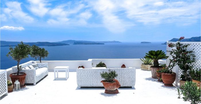 balkon verschönern, eine weiße terrasse in griechischem stil, blaues wasser, ausblick ideen