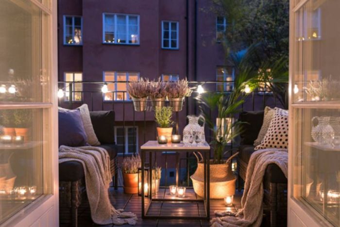 balkon verschönern, bunte romantische deko, leuchte und kerzen, dezente deko ideen