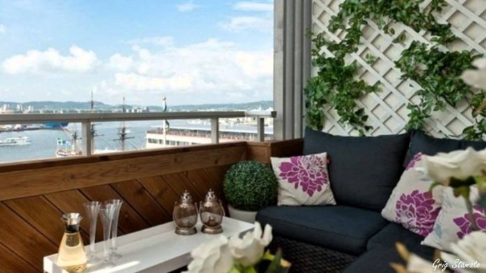 möbel für kleinen balkon, weiße deko, dunkelgraues sofa, weiß und lila kissen als dekorationen