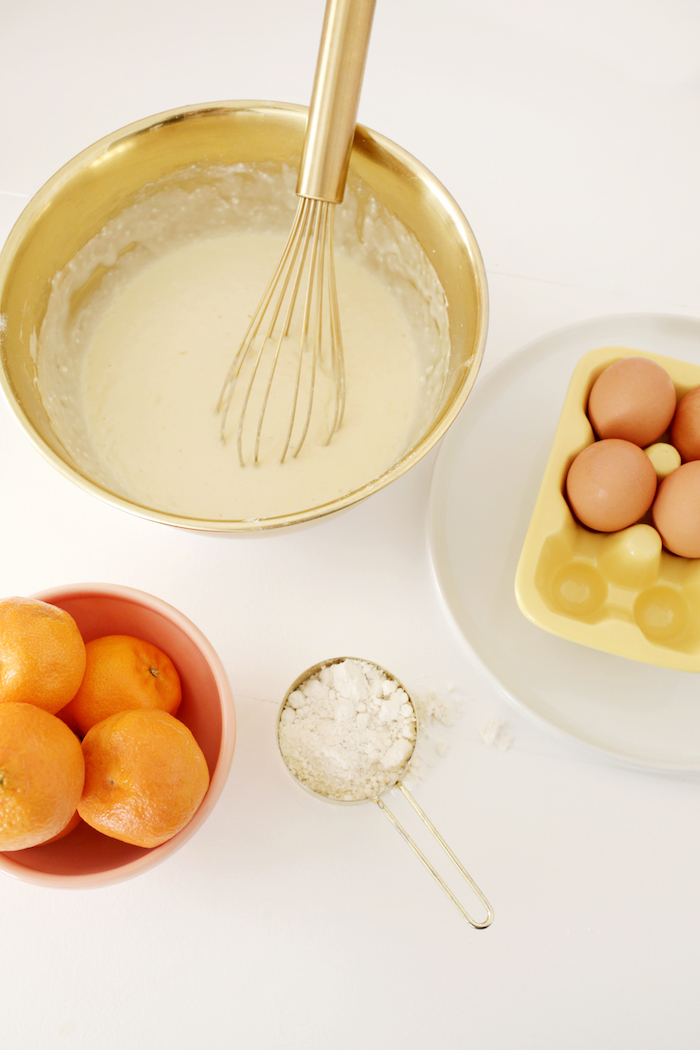 Zutaten für Pfannkuchen, Eier Milch Mehl, Mandarinen für Dekoration, schnelle Rezepte für Partyessen 