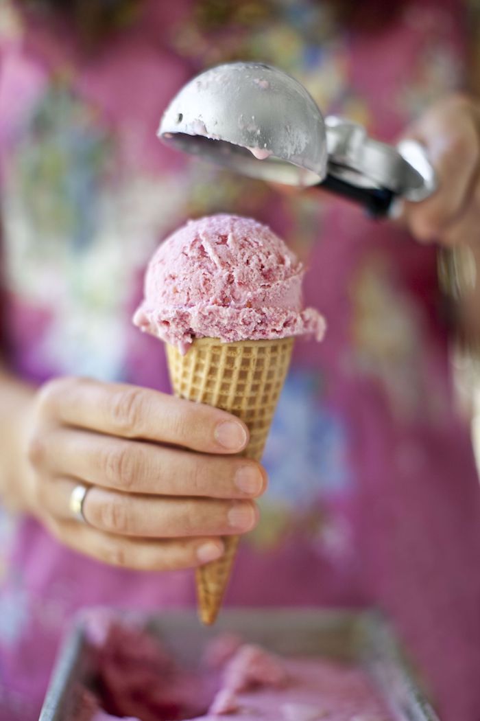 Eis mit frischen Erdbeeren selber machen, Eis in Waffel, Fingerfood Idee für Sommerparty 