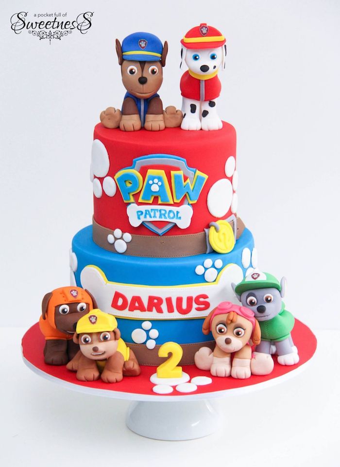 Ausgefallener Kuchen für Kindergeburtstag, mit Paw Patrol Tortenfiguren, zweistöckige Fondant Torte 