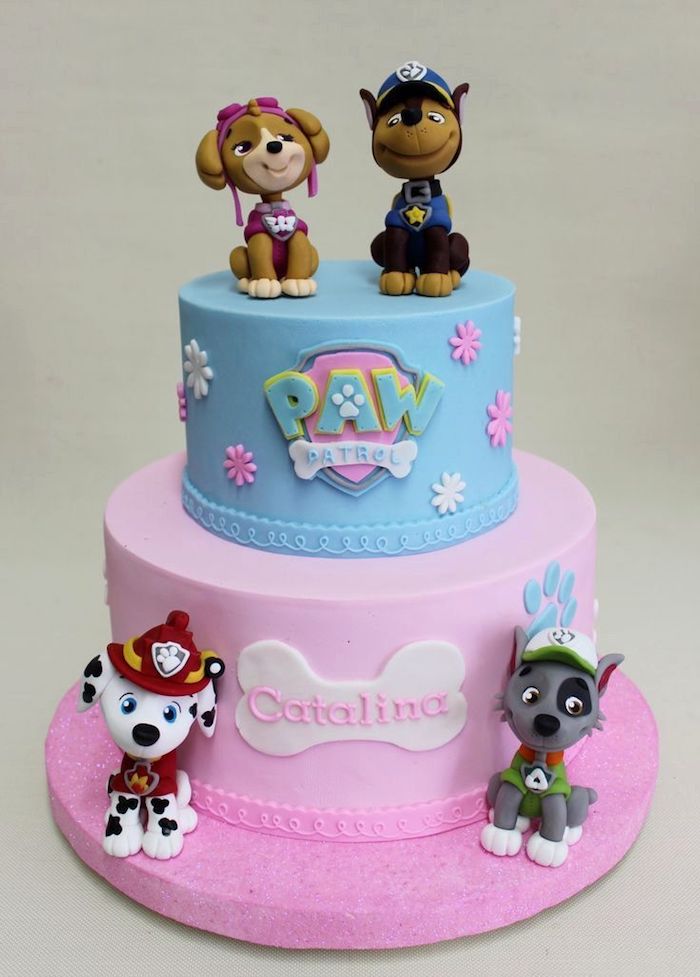 Kindergeburtstagstorte mit Paw Patrol Tortenfiguren, zweistöckige Fondant Torte blau und rosa 