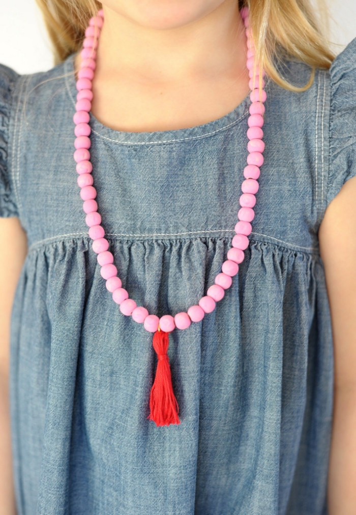 perlenkette selber machen, lange halskette mit rosa perlen und roter troddel als aufhänger