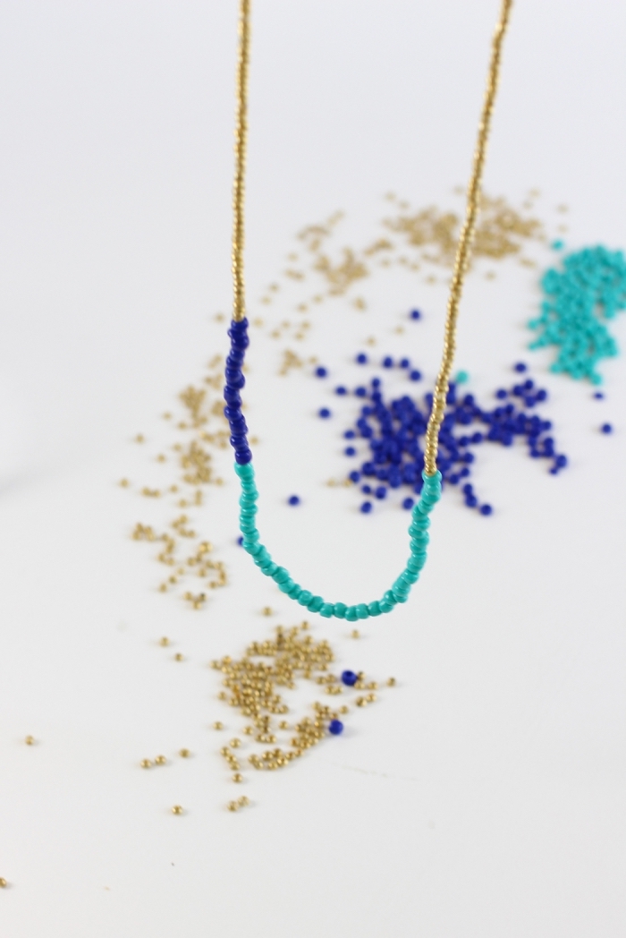 perlenketten selber machen, goldene und blaue mini perlen, schritt für schritt tutorial