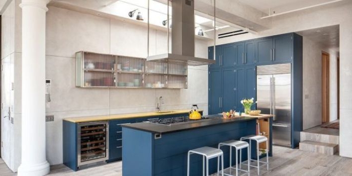 petrol farbe kombinieren, möbel ideen für die küche, küchengestaltung ideen, schränke und kochinsel in dunkelblau, petrolnuancen