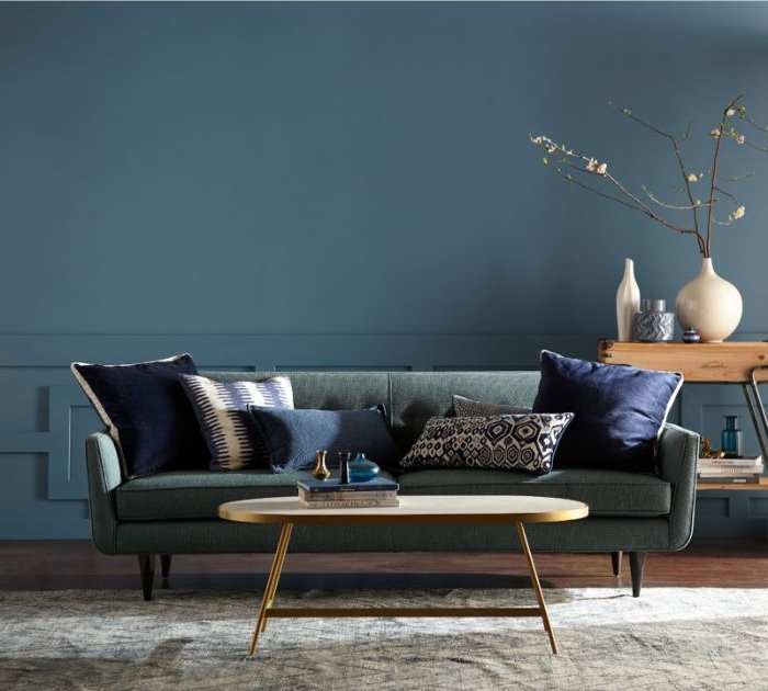 petrol farbe kombinieren, petrolwand, sofa mit kissen, dekor ideen, kleiner kaffeetisch mit vasen darauf