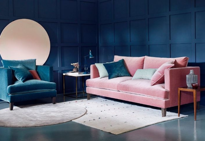 petrol farbe kombinieren, wanddeko wandfarbe petrol mit blauen nuancen, rosa sofa , spiegel