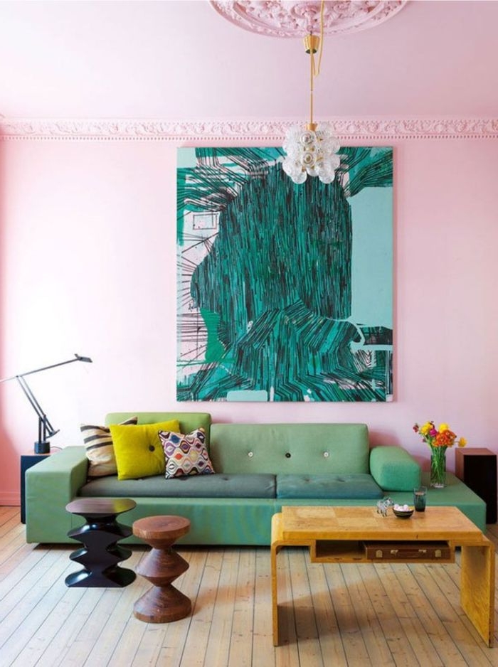 petrol farbe in der wohnung, dekoration an der wand, wandbild in petrol farbe, sofa in hellgrün, rosa und petrol