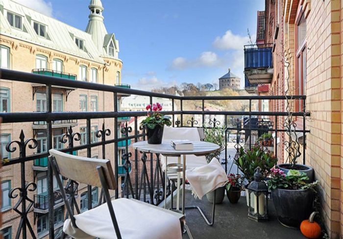 möbel für kleinen balkon, weiße möbelideen, graue terrasse, kleiner runder tisch kaffeetisch