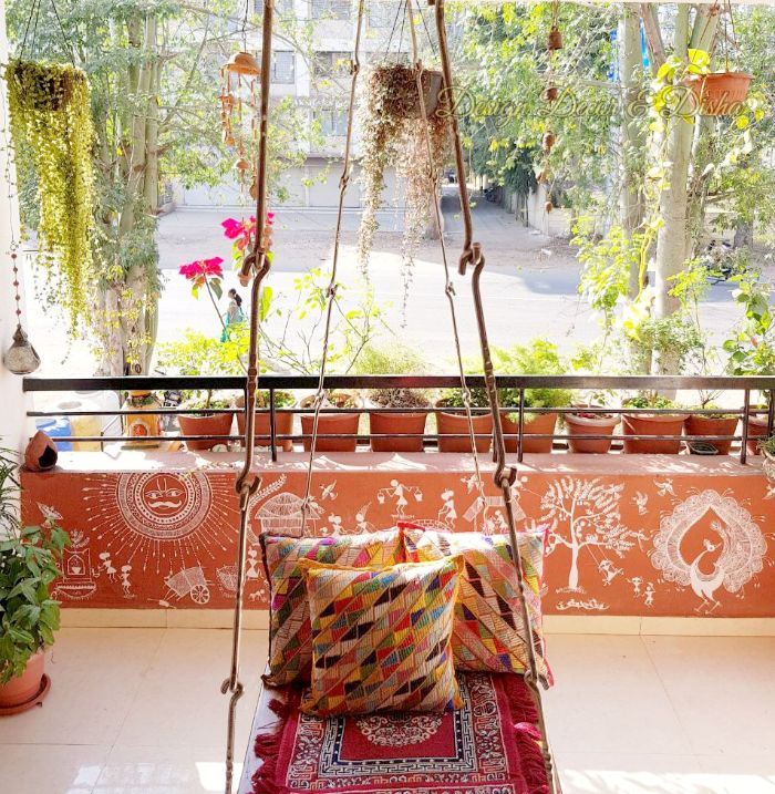 möbel für kleinen balkon, bunte balkongestaltung in gesättigten und krassen farben rot orange, deko ideen und pflanzen für wohnung