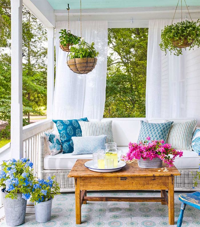 möbel für kleinen balkon, shabby deko ideen veranda, terrasse, weiße möbel, lila und blau deko