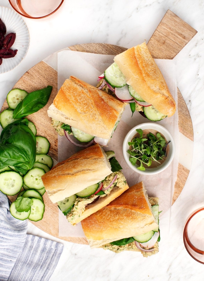 picknick snacks, schnelle sandwiches mit fleisch und gemüse, frischer basilikum, picknickrezepte