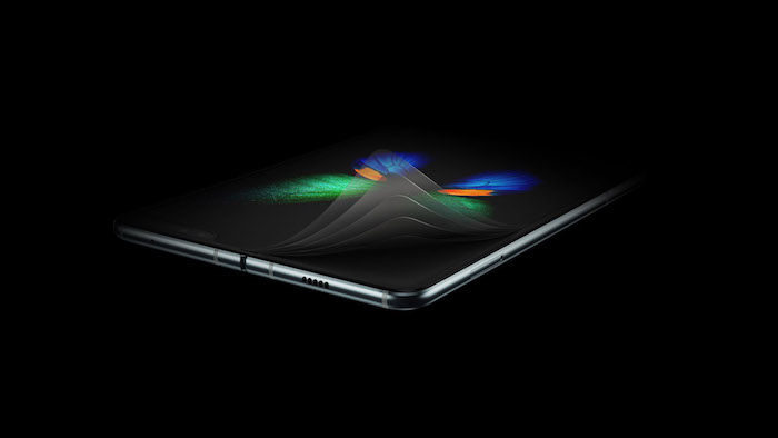 schwarzes faltbars smartphone mit einem bildschirm mit einem bunten schmetterling, samsung galaxy fold 