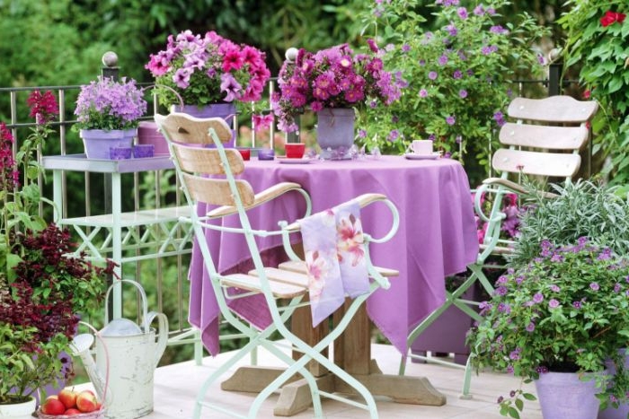 möbel für kleinen balkon, lila balkongestaltung deko ideen zum inspirieren, blumen und tischdecke