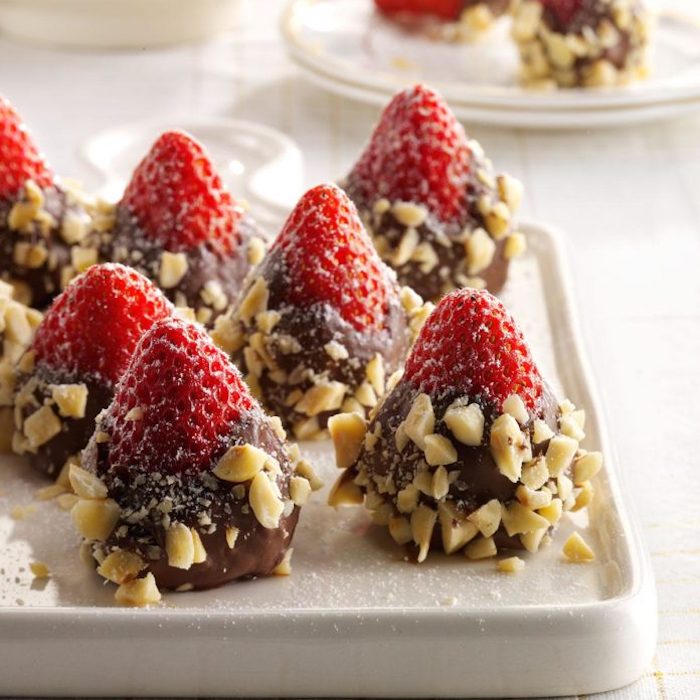 Erdbeeren mit Schokolade und Nüssen, Idee für leckeres und schnelles Party Essen für Gäste 