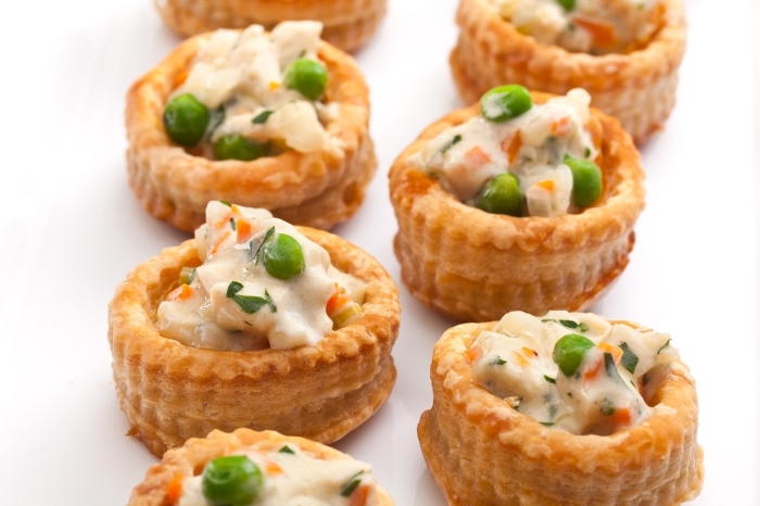schnelle fingerfood rezepte für party, mini pies mit käse, hühnerfleisch und grünen bohnen