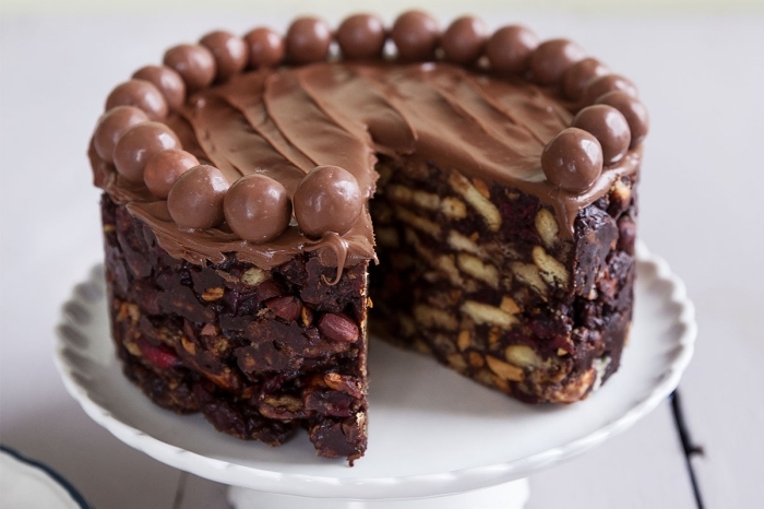 torte mit schokolade dekoriert mit pralinen, geburtstagstorte ideen, schnelle kuchen ohne backen 