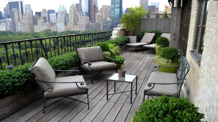  balkon bepflanzen ideen, deko ideen grauer balkon mit grünen pflanzen, urban garden
