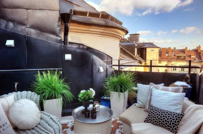  balkon bepflanzen ideen, deko weiß und schwarz, terrasse auf dem dach eines hauses