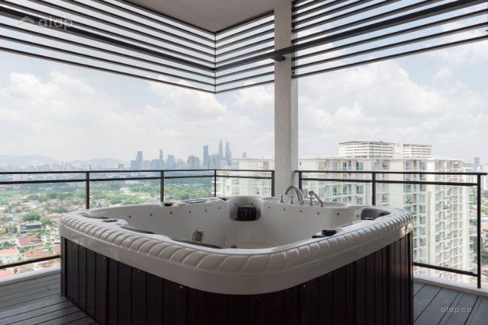  balkon bepflanzen ideen, whirlpool auf dem balkon, wassergenuss in offenen raum, urban luxus