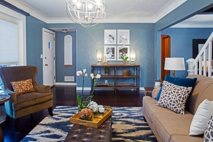 petrol farbe wohnzimmer, wohngestaltung, blaue nuancen vom petrol, teppich, kissen, blumen, ein raum mit vielen dekorationen