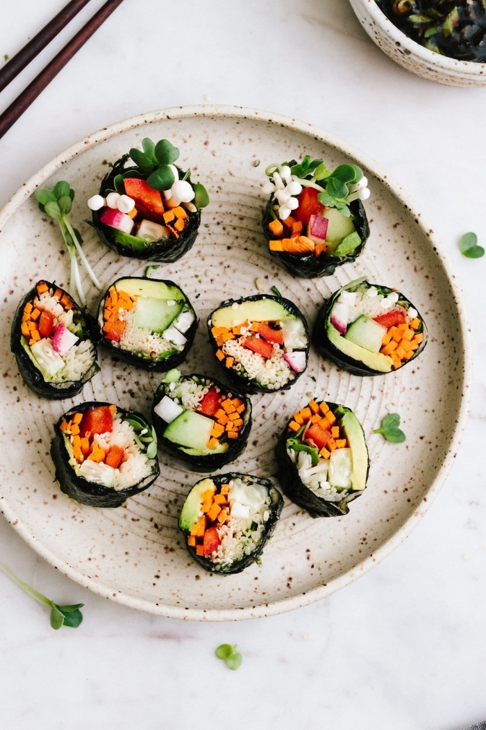 snack ideen, sushi mit gemüse, vegane rezepte, fingerfood kalt, häppchen rezepte, partyessen