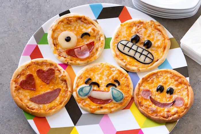 Mini Emoji Pizza für Kinderparty, Pizza mit Chorizo und Parmesan, kleine Häppchen für Party Gäste 