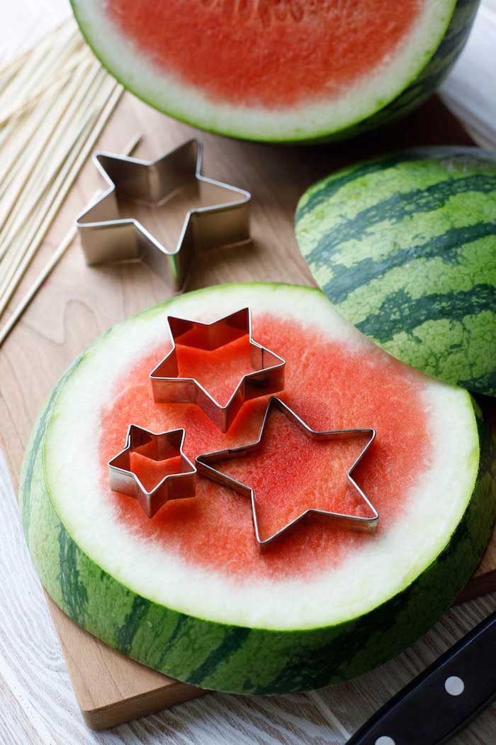 Kleine Sterne aus Wassermelone ausstechen, Party Essen für Sommerparty, gesunde Snacks 
