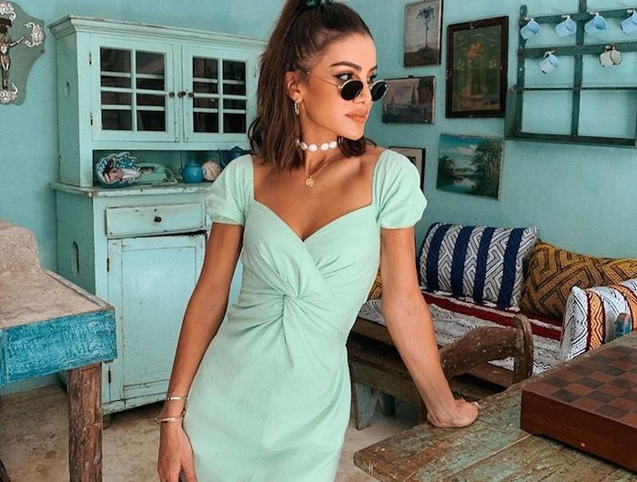 sommermode 2020 mini kleid biscay greene outfit inspiration trendfarben 2020 style