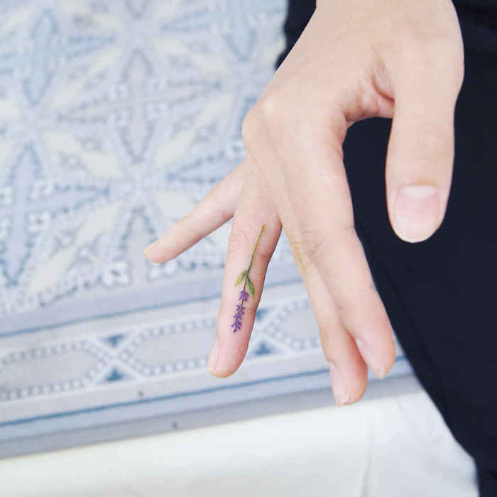Kleines Finger Tattoo, farbiges Blumen Tattoo für Frauen, Lavendel Tattoo 