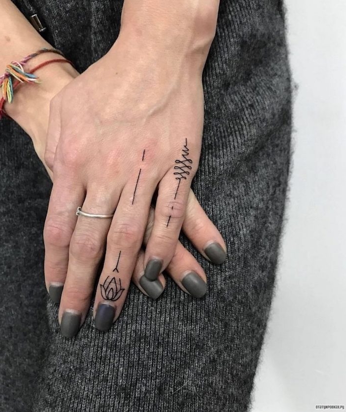 Winzige Tattoo Motive für Frauen, kleine Tattoos am Ringfinger und am kleinen Finger, grauer Nagellack 